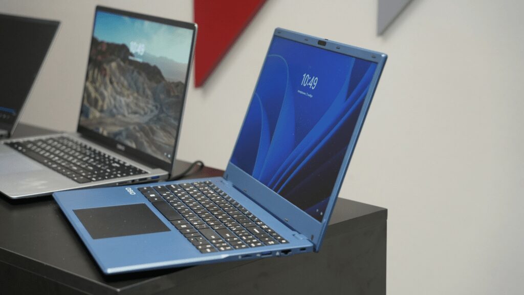 Ноутбук отечественного бренда OSiO с открытым экраном и клавиатурой в центре изображения