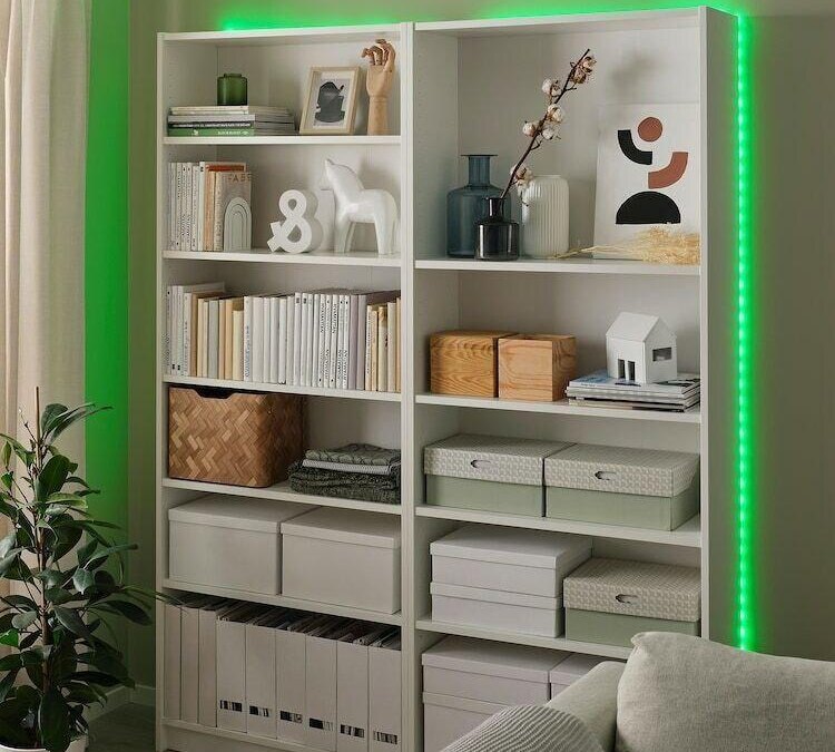 Полка с декоративными предметами и подсветкой IKEA доумная светодиодная лента