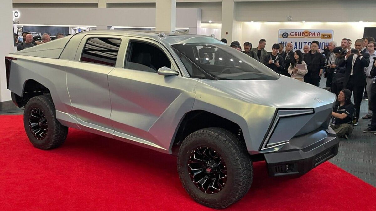 Стартап Aitekx представил клон Tesla Cybertruck — Robotruck