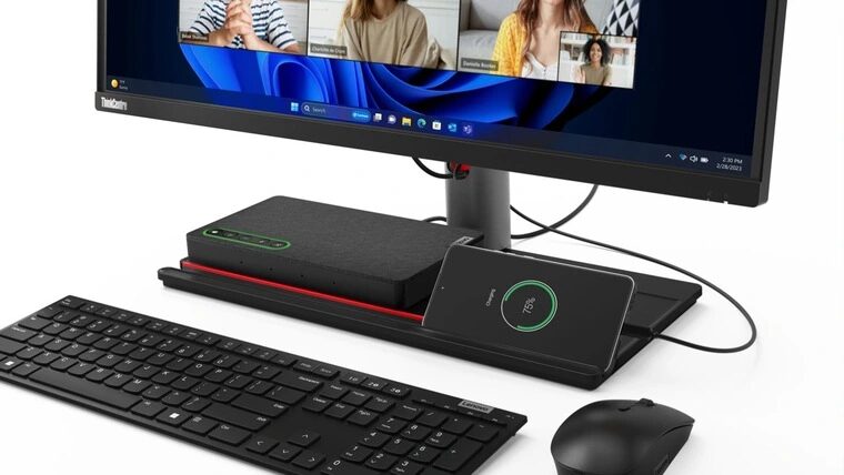 компьютерный монитор с подключенными клавиатурой мышью и портативным устройством