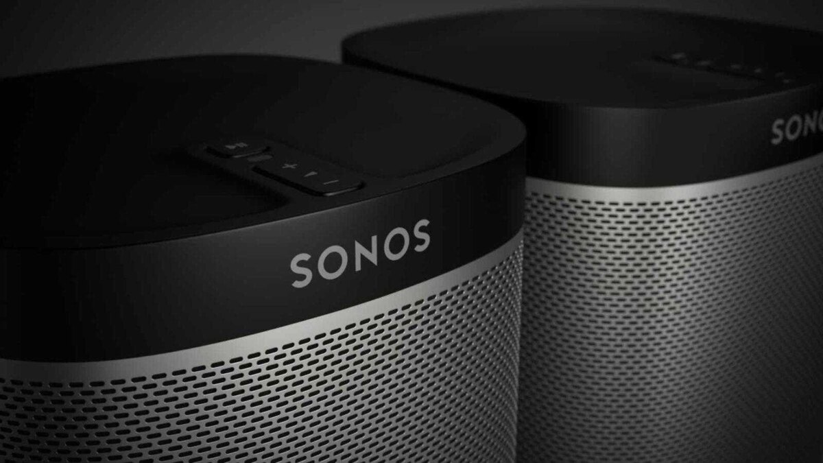 Два динамика Sonos на черном фоне со светлой решеткой