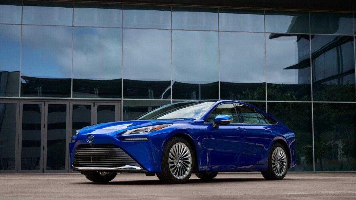 Toyota презентовала обновленную версию седана Mirai