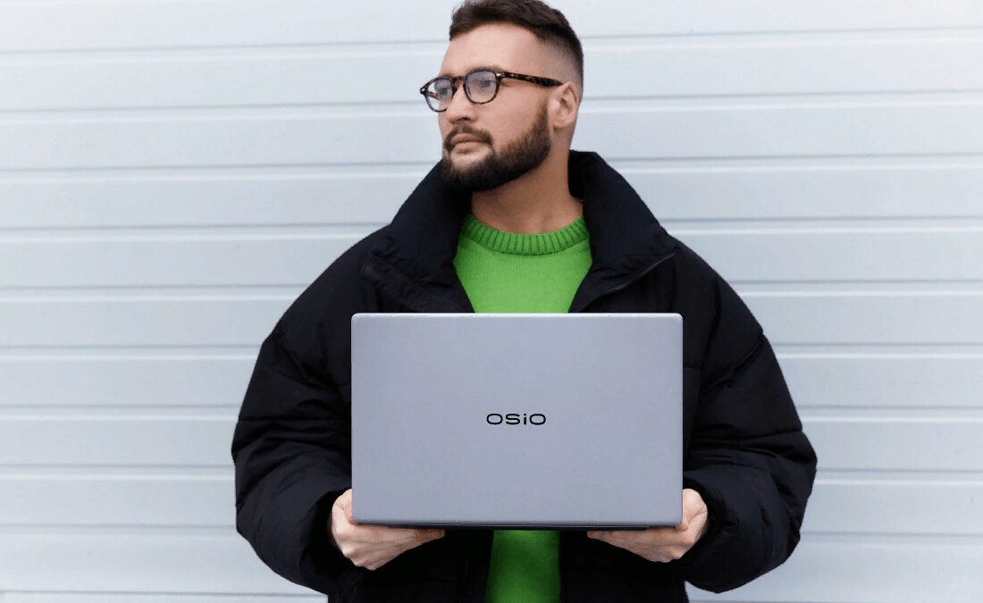 Две умные часы Oppo Watch X с круглыми дисплеями и ремешками черного и бежевого цвета