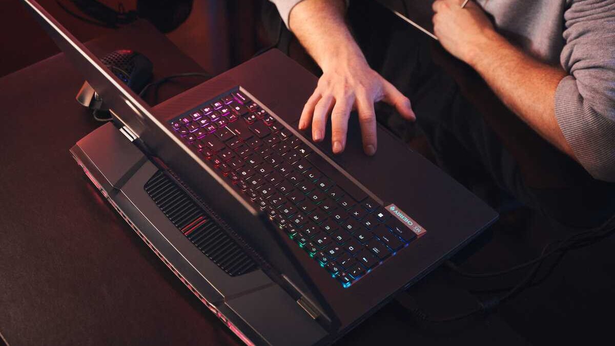 MSI TITAN 18 HX: игровой ноутбук с 18-дюймовым экраном mini-LED