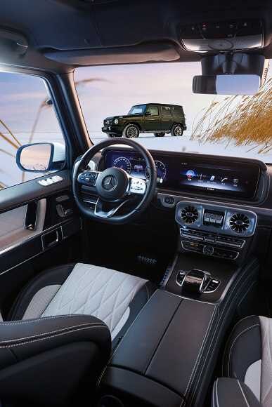 Интерьер автомобиля Mercedes-Benz G 500 Final Edition с цифровой панелью и рулевым колесом
