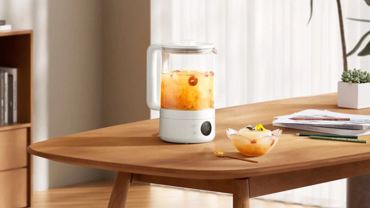 Умный заварочный чайник большого объема на столе с тарелкой и бумагами