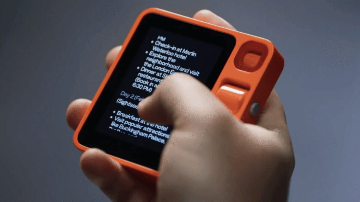 Компания Rabbit за один день распродала 10 000 экземпляров своего карманного ИИ-компаньона R1