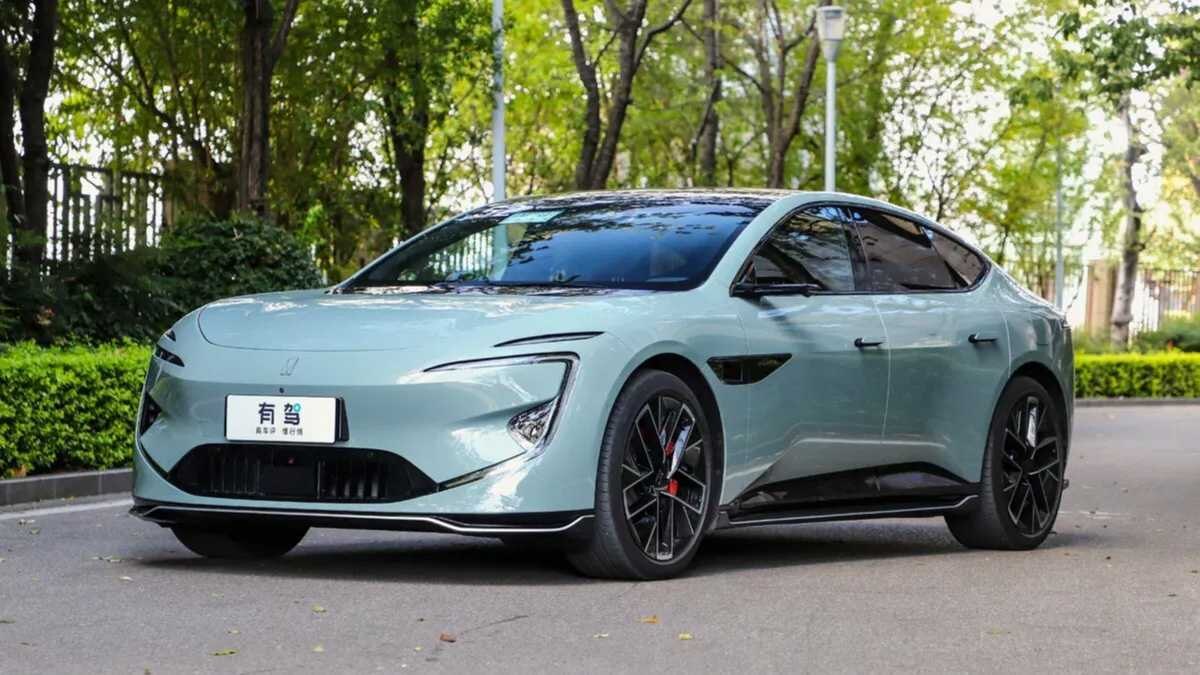 В России начали продавать новейший 578-сильный седан Avatr 12