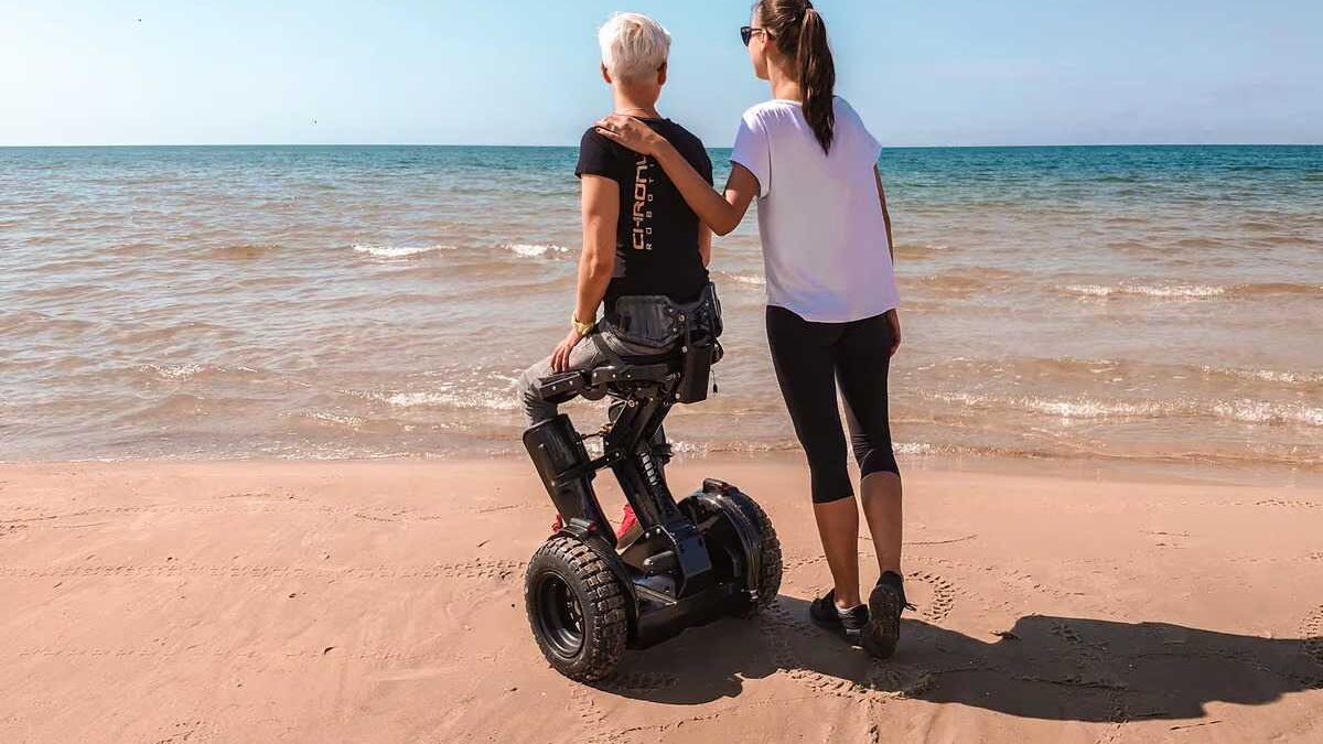 Представлена электрическая инвалидная коляска, позволяющая стоять – Kim-e