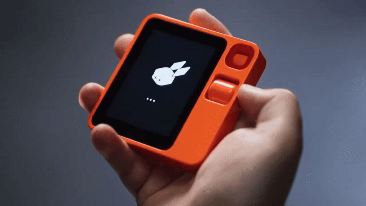 CES 2024: Rabbit R1 – мобильное устройство с ИИ, которое не похоже ни на что