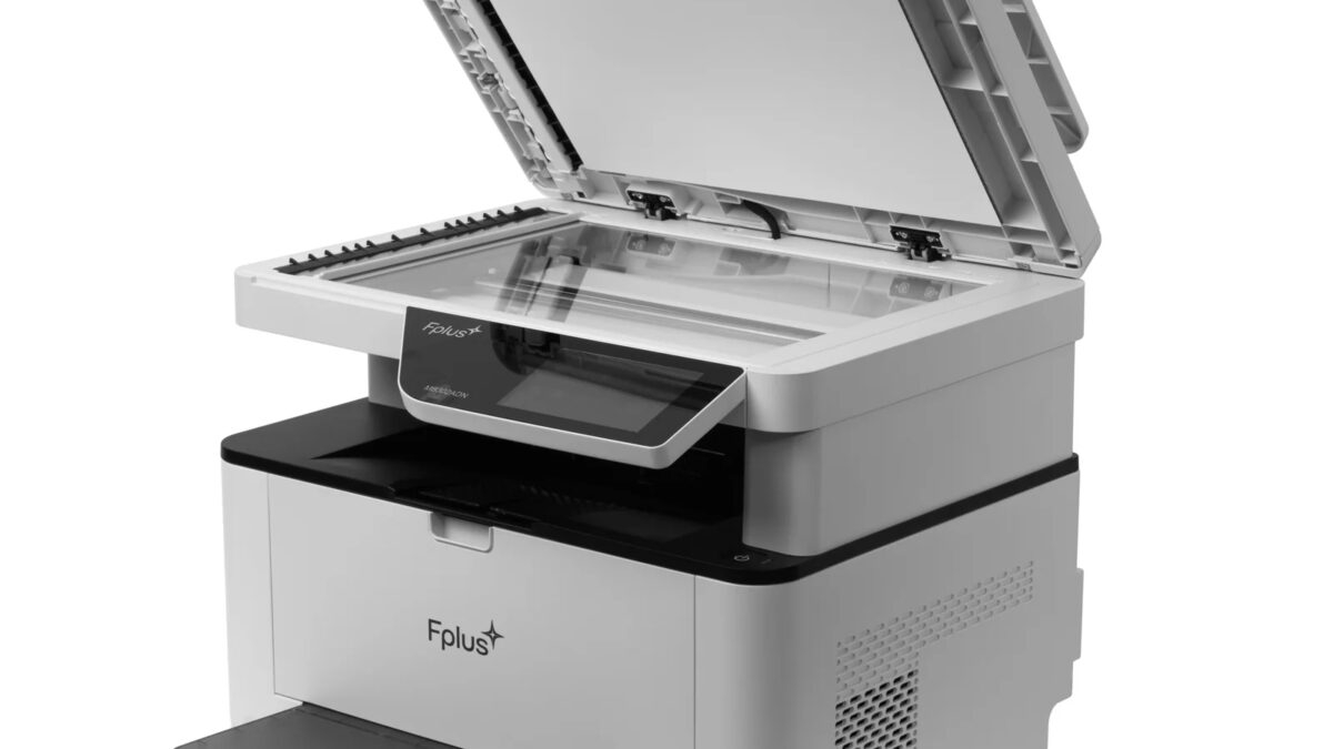 Цветной лазерный МФУ Fplus с открытым крышкой сканера