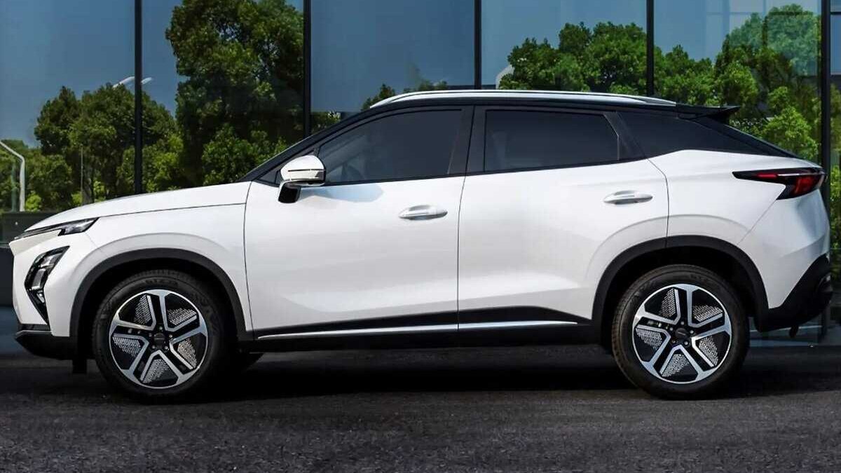 Умные часы Google Pixel Watch 4 на руке показаны интерфейс циферблата и датчики