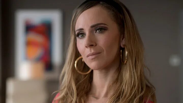 Девушка с яркими глазами и крупными золотыми сережками