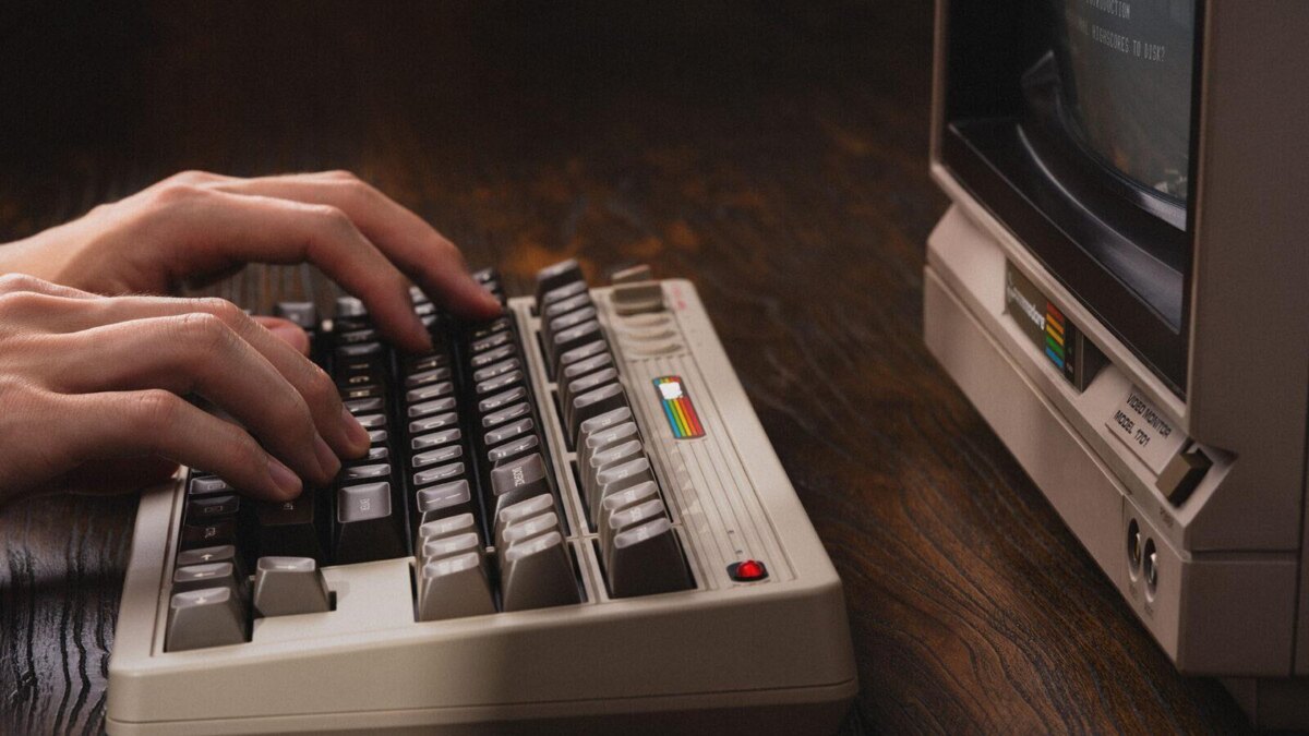 Ретро-клавиатура в стиле Commodore 64 с клавишами и экраном