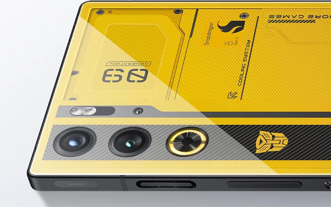Камера с тремя объективами на задней панели смартфона Red Magic 9 Pro+ в стиле Трансформеров