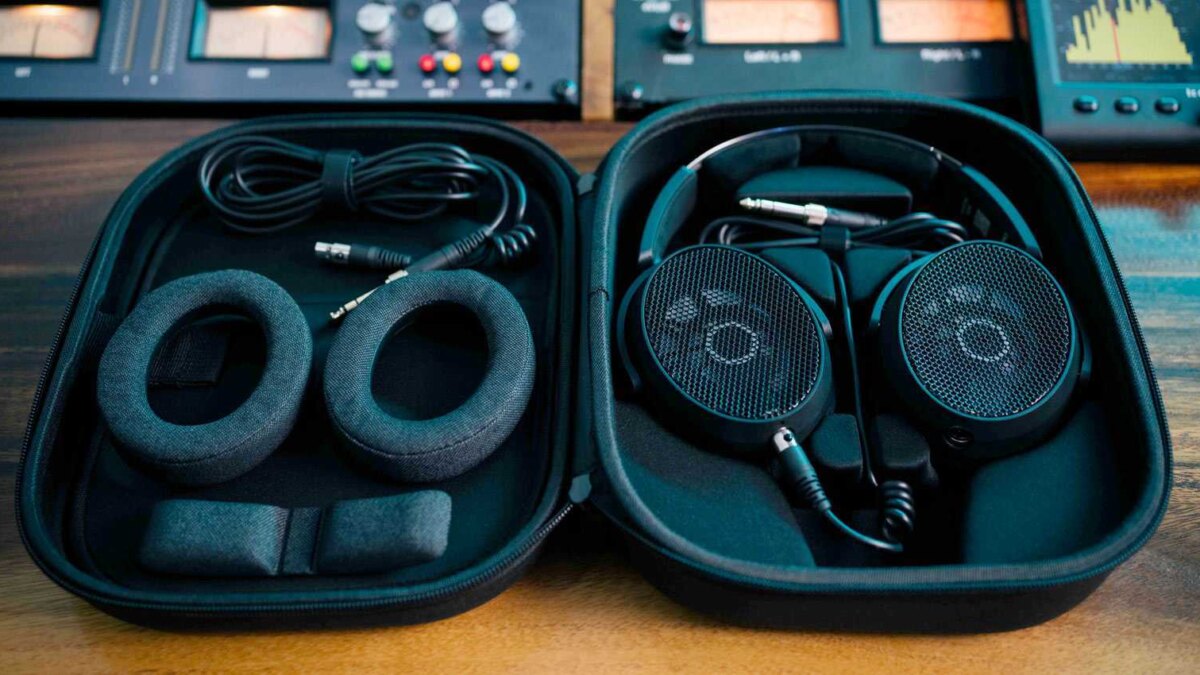 Каркасные наушники Sennheiser HD 490 PRO внутри чехла