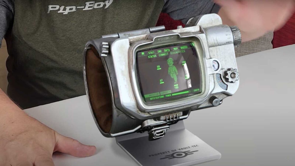 Bethesda выпустила металлический Pip-Boy из Fallout