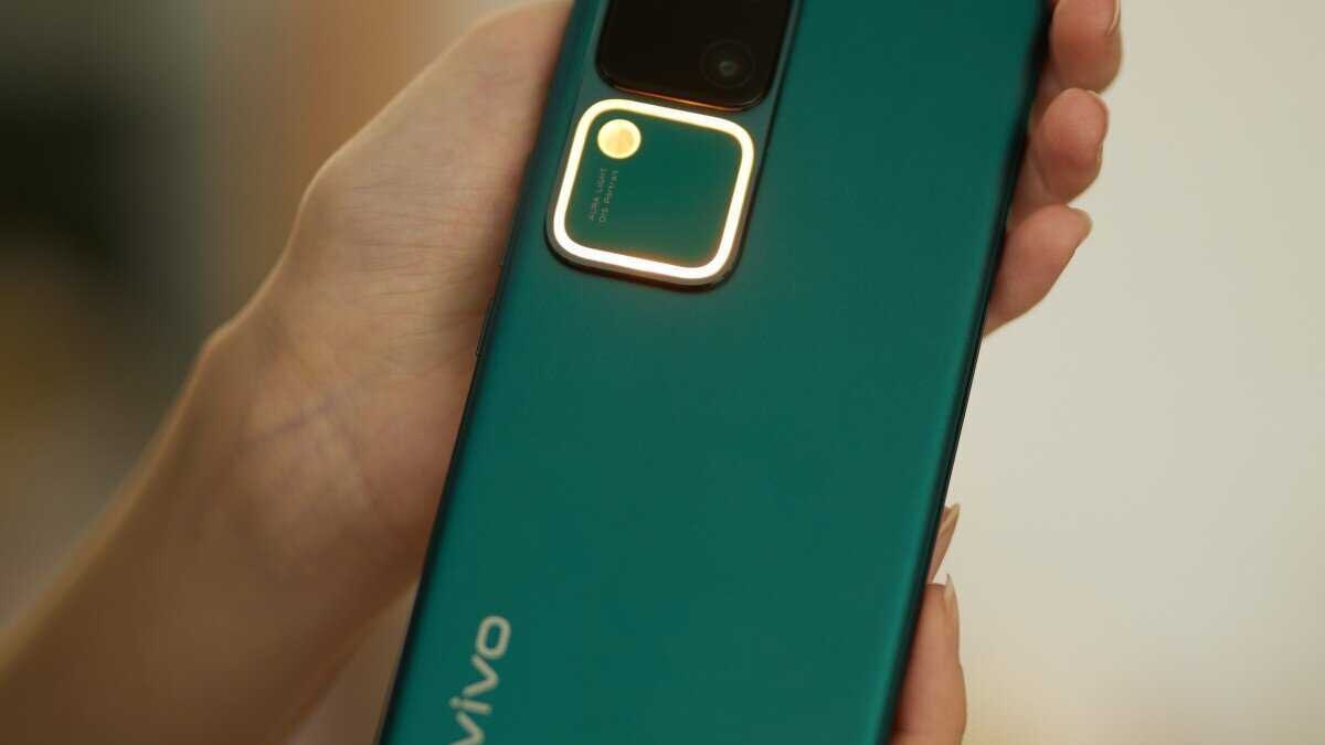 Смартфон vivo V30 с тройной камерой на 50 Мп скоро появится в России