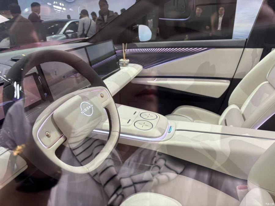 Интерьер концептуального электромобиля Nissan с цифровой приборной панелью и рулем