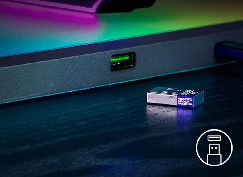 USB-накопитель для игр Razer Firefly V2 Pro на поверхности рабочего стола