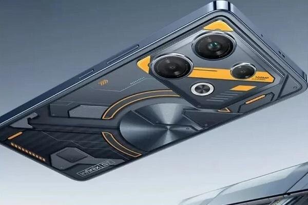 Вид сверху на заднюю панель Infinix GT 20 Pro с тремя камерами и декоративными элементами