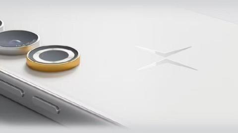 Блок камеры и боковые кнопки смартфона Polestar с тыльной стороны