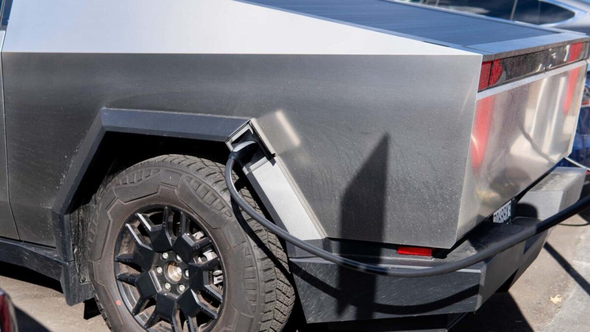 Tesla отзывает все Cybertruck из-за проблемы с педалью