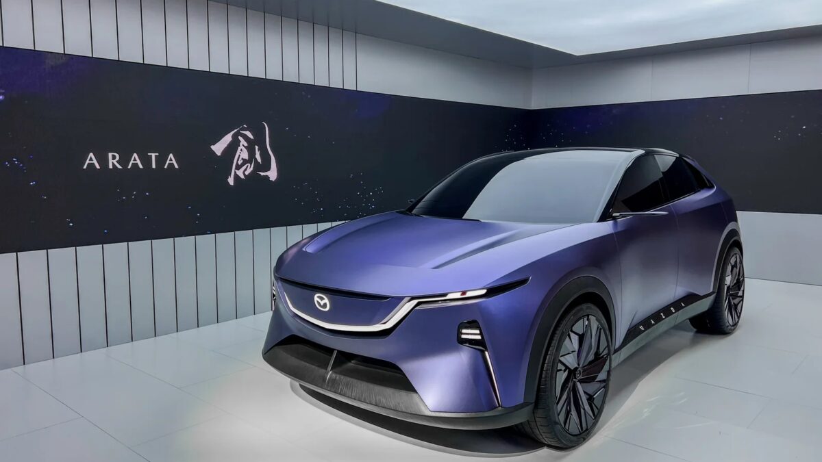Mazda показала концептуальный электрический кроссовер Arata