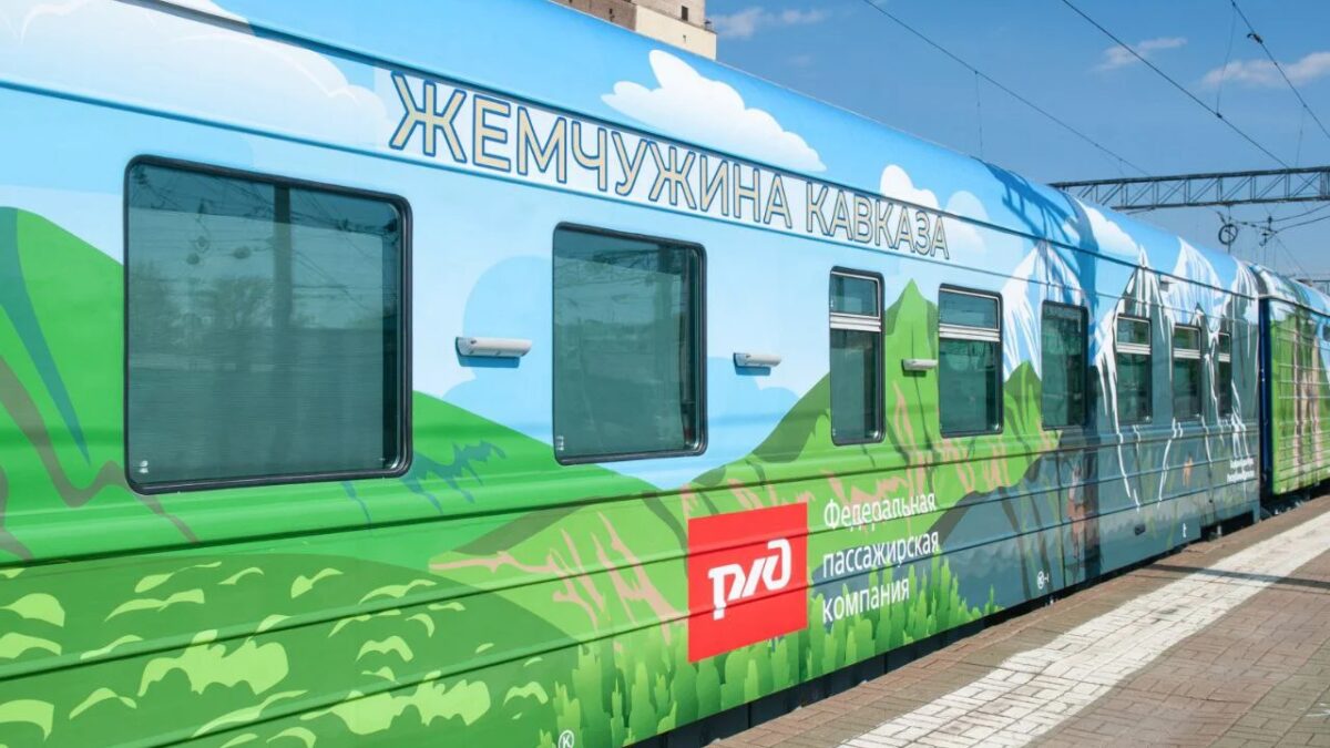 «РЖД» презентовал первый поезд с сауной, прачечной и душевыми кабинками