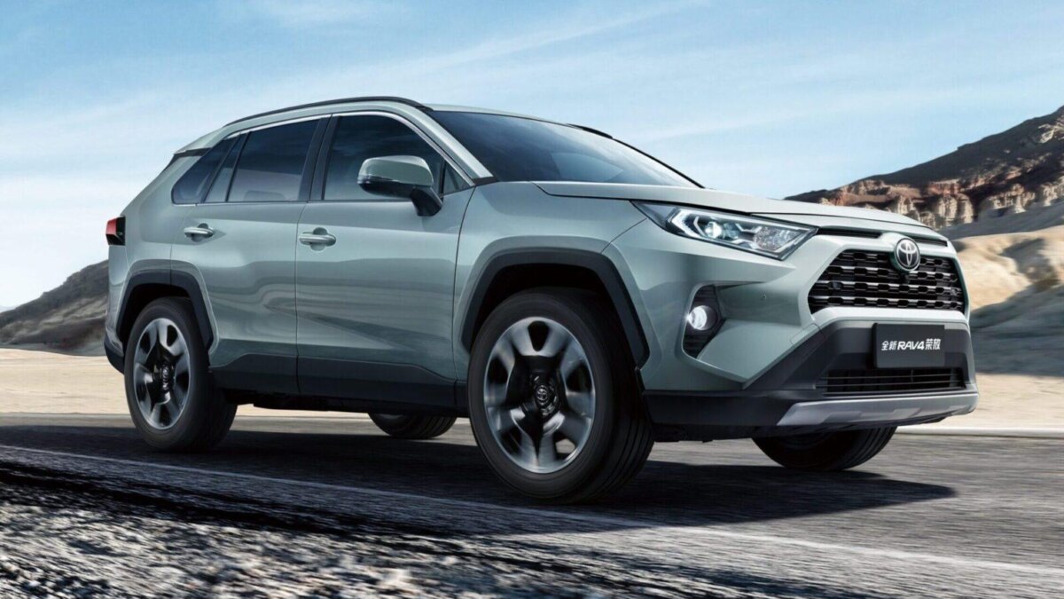 В России взлетела стоимость Toyota RAV4
