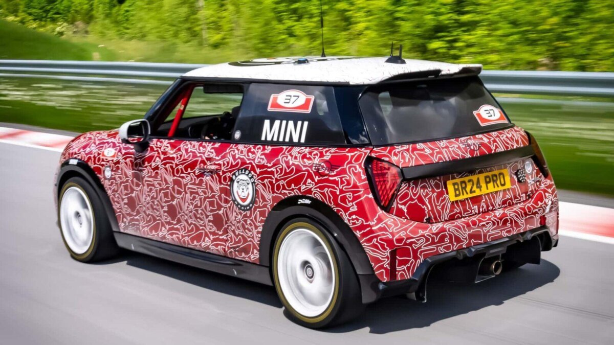 Новый Mini Cooper JCW примет участие в гонке «24 часа Нюрбургринга»