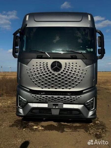 Передняя часть необычного Mercedes-Benz 2429 с уникальной решеткой радиатора