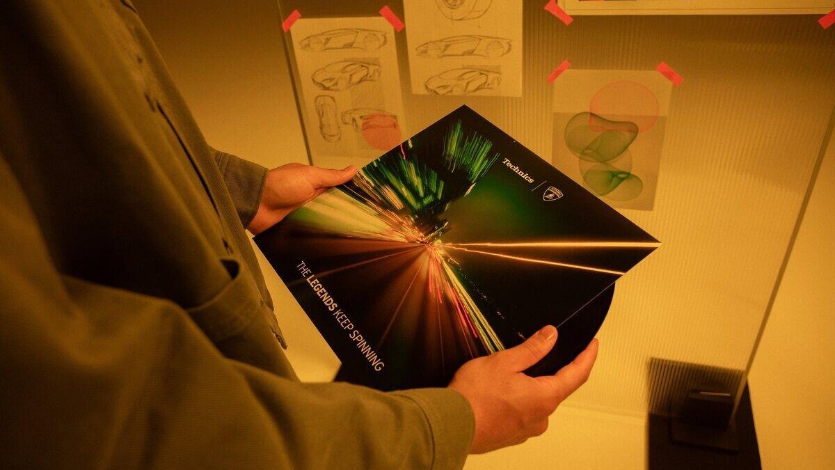 Lamborghini выпустит виниловую «вертушку» и пластинку со звуками V12