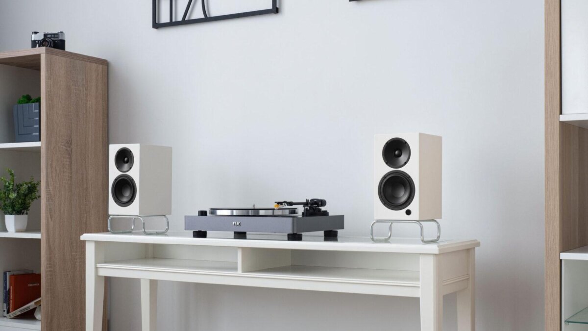 ELAC представил в России эксклюзивную модель полочных колонок Adsum Debut ConneX