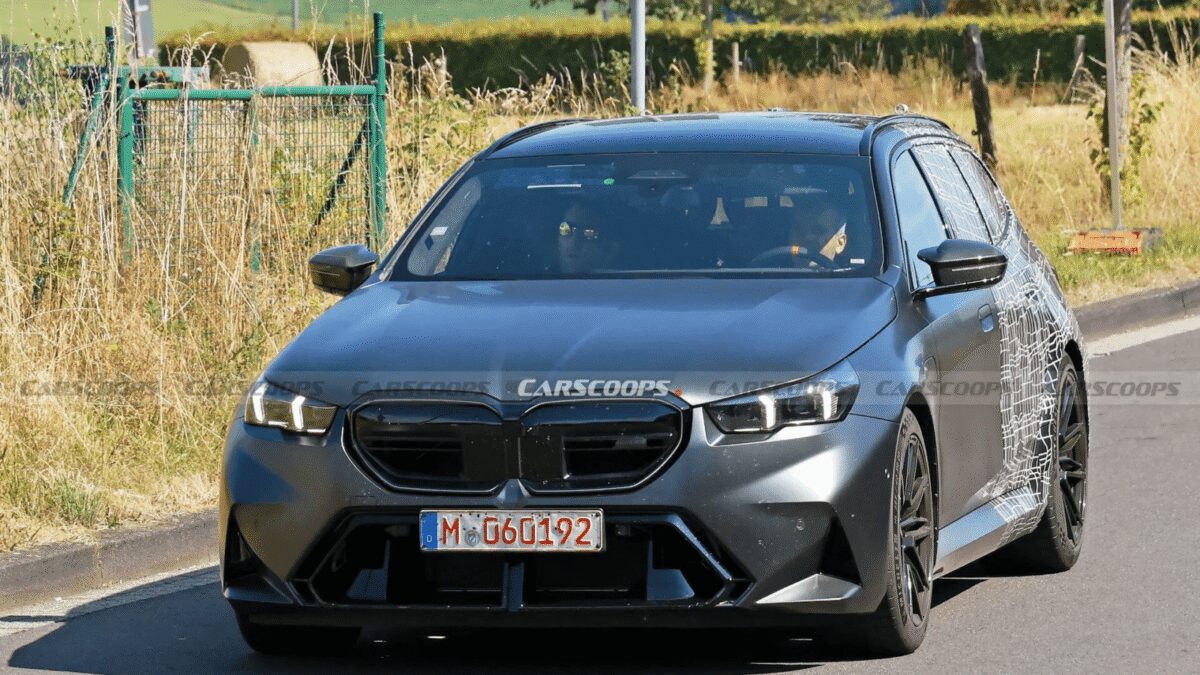 Новейший универсал BMW M5 Touring 2025 показали вживую накануне анонса