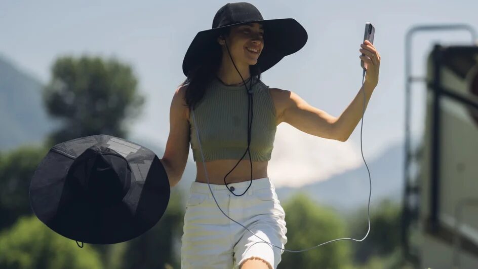 EcoFlow показал шляпу PowerHat с солнечными батареями для зарядки гаджетов