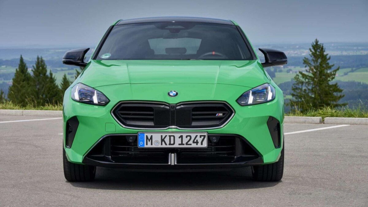 BMW 1 Series получит фирменные подсвечиваемые решетки радиатора Iconic Glow с 2025 года