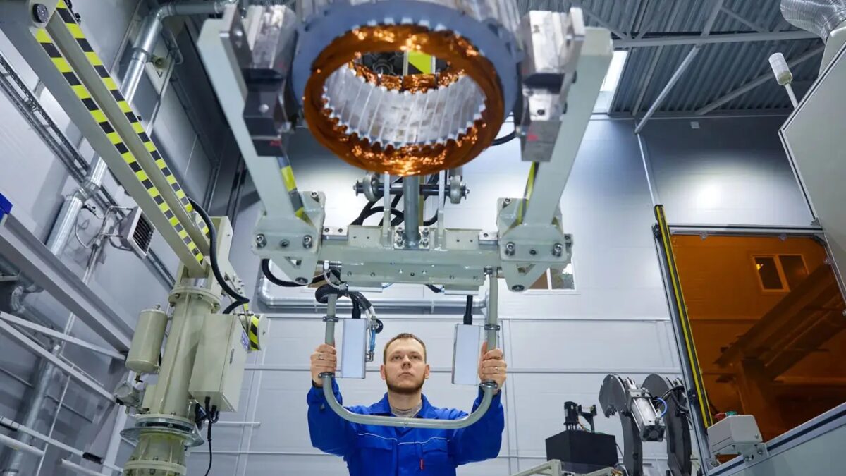 В СовФеде предложили усилить контроль за импортозамещением в промышленности