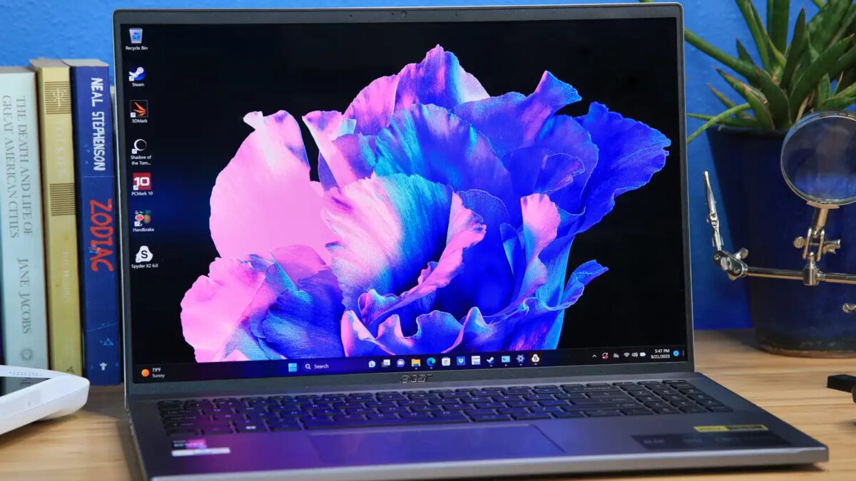 Ноутбук Acer Swift Go 14 с открытым экраном и клавиатурой