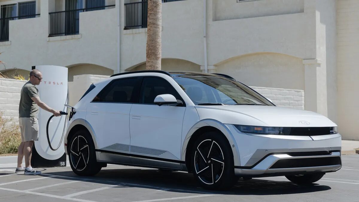 Hyundai Ioniq 5 2025: первый электромобиль с поддержкой Tesla Supercharger