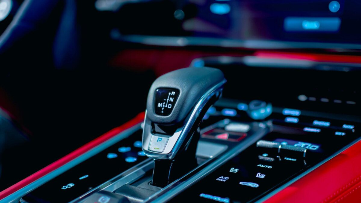 Нужно ли использовать «ручник» на автомобиле с МКПП или достаточно оставлять на передаче