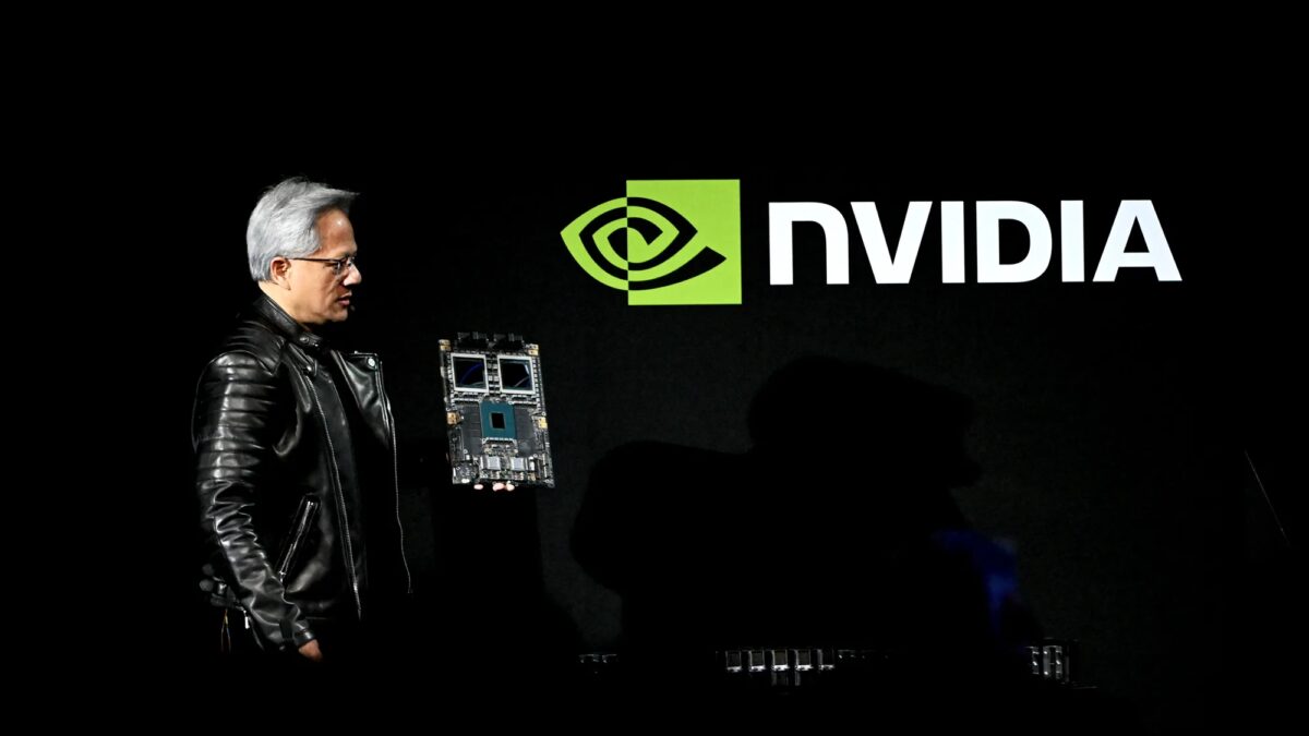 Nvidia решает проблемы с чипами Blackwell и продолжает лидировать на рынке ИИ