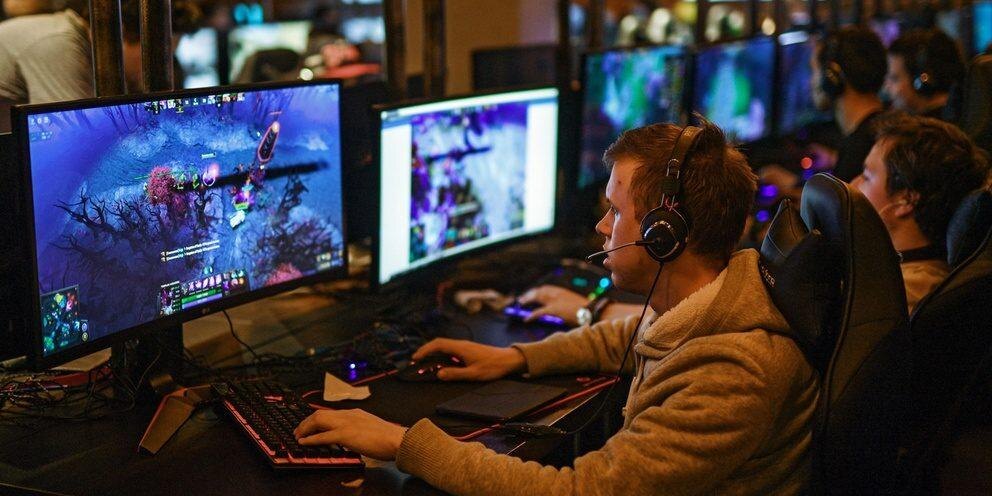 Выручка компьютерных клубов в России продолжает уверенно расти