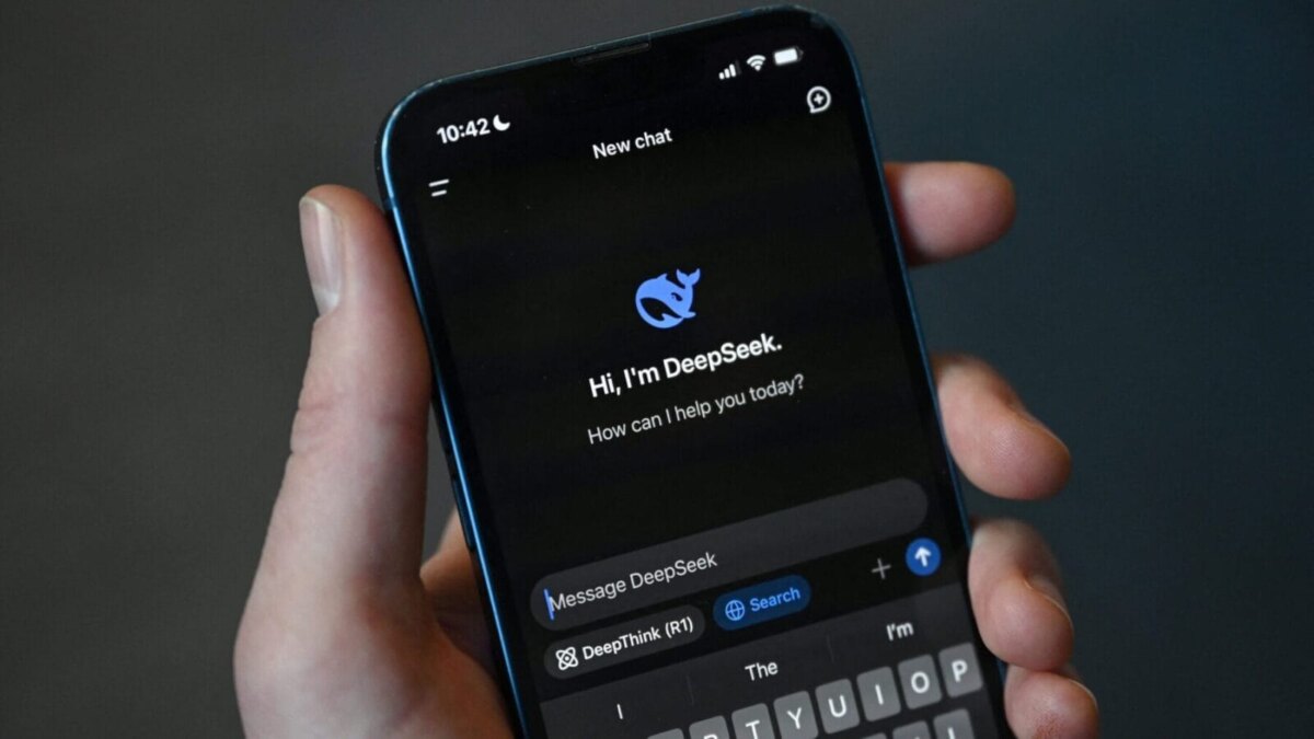 Запуск DeepSeek: китайский AI-чат-бот вызывает беспокойство на американских рынках