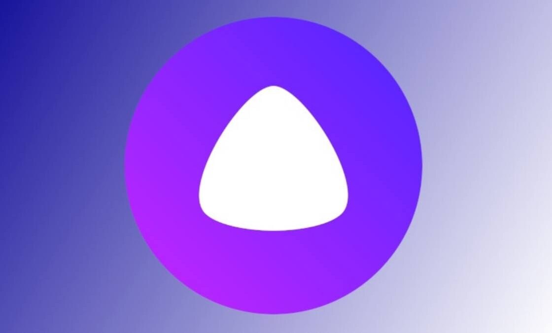 Кинопоиск добавил тифлокомментарии с озвучкой Алисы