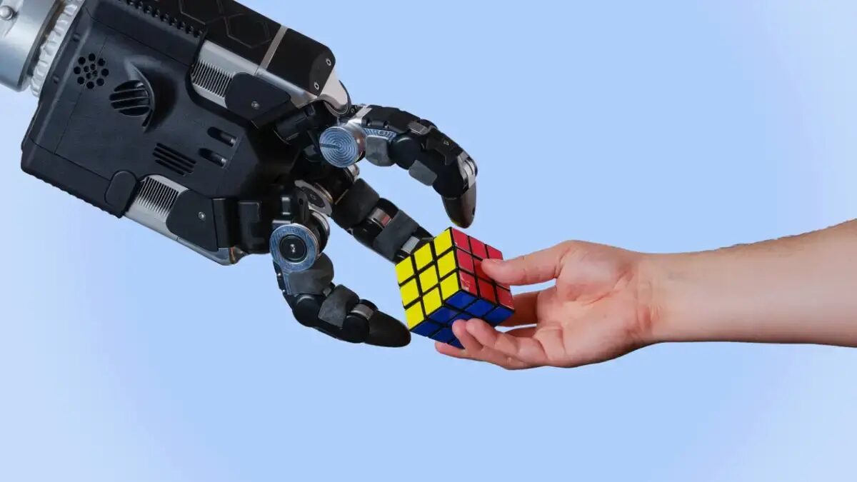 DeepMind презентовала Gemini Robotics: модель, созданную для реальных роботов с подвижными руками.