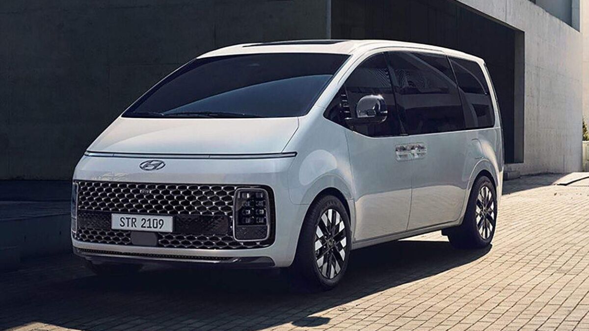 Электромобиль Hyundai Ioniq 6 с черными стеклами и современным дизайном