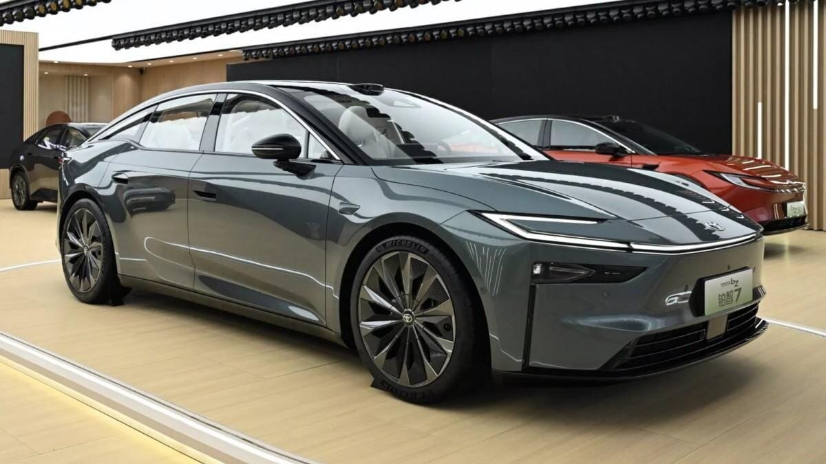 Toyota представляет флагманский электрический седан bZ7