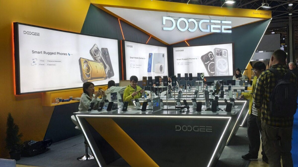 DOOGEE со слоганом AI на выставке «Связь-2025»