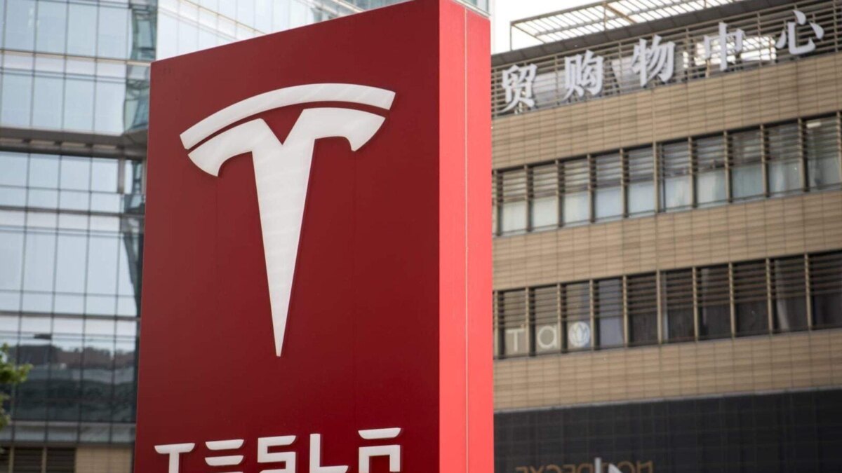 Tesla выпускает весеннее обновление: адаптивные фары, новые функции автопилотирования и улучшенная навигация